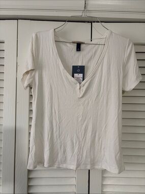 Universal Thread White Short Sleeve V-Neck Button Tee